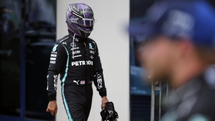 Hamilton pasea por el parque cerrado tras la conclusión del GP de Turquía