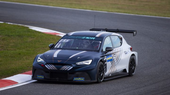 Azcona pilota el Cupra eléctrico durante el fin de semana en Francia