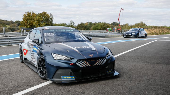 Ekstrom en el pit lane del circuito de Pau con el Cupra eléctrico