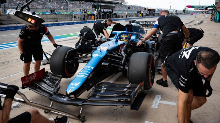 Fernando Alonso en el 'pit-lane' de Austin con el Alpine.