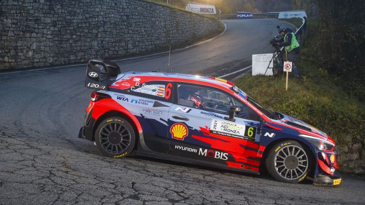 Evans mantiene el pulso con Ogier y Sordo sube al podio