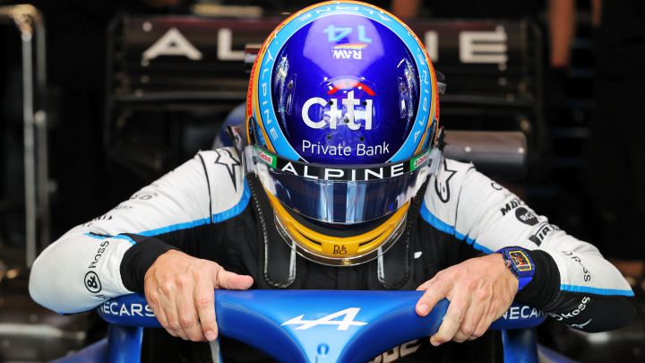 Fernando Alonso en el box de Alpine durante el GP de Arabia Saudí