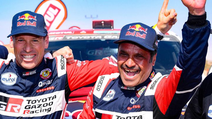 Al Attiyah celebra su victoria en el Dakar 2022 con Baumel, su copiloto.