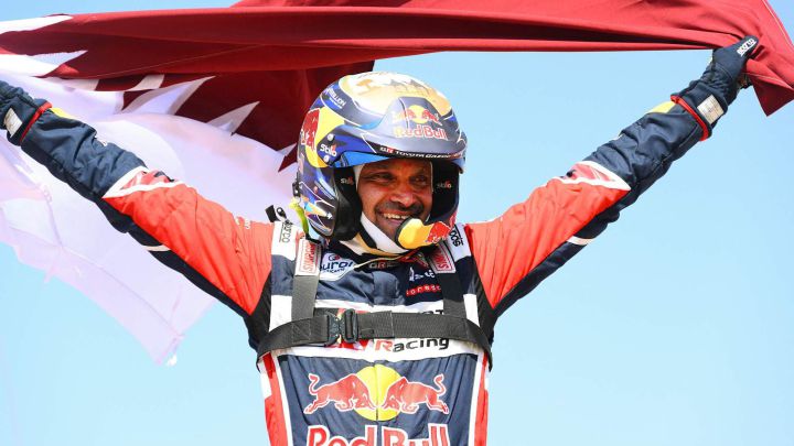 Al Attiyah celebra su victoria en el Dakar 2022.