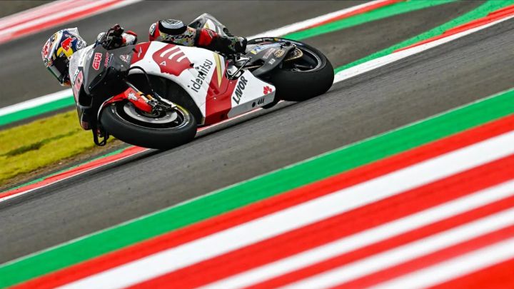 Nakagami llega el último y empieza primero