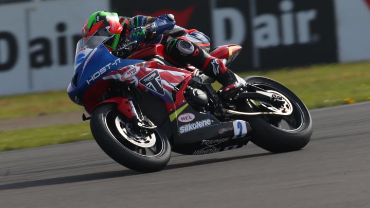 Josh Day pilota la Triumph del BSB