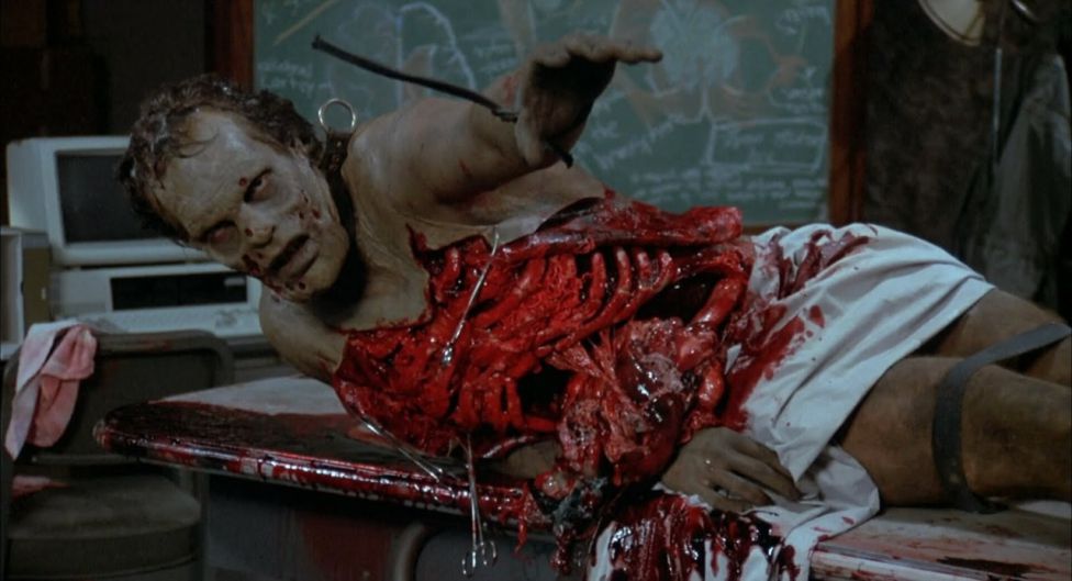 Tal fue el éxito que George A. Romero dedicó toda su filmografía a rodar películas de zombis, que no dejaban de ser seres lentos con un maquillaje curioso que sólo acojonaban cuando habrían la boca. Y si encima se agolpaban en multitud, mejor no pensarlo. Fruto de esta obsesión con los muertos vivientes tenemos filmes ‘Zombi’ (1978) o ‘El día de los muertos’ (1985), que aunque ganaron en FX, perdieron en intensidad.