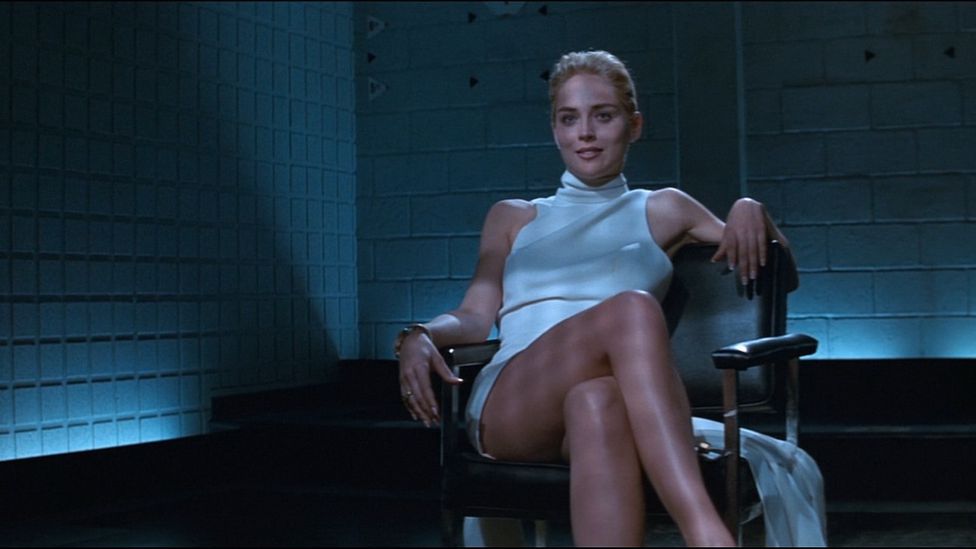 Hoy día el cruce de piernas de Sharon Stone nos puede parecer hasta inocente, pero cuando se estrenó ‘Instinto básico’ en 1992 estuvo a punto de ser clasificada X. Hay que ver cómo hemos cambiado.