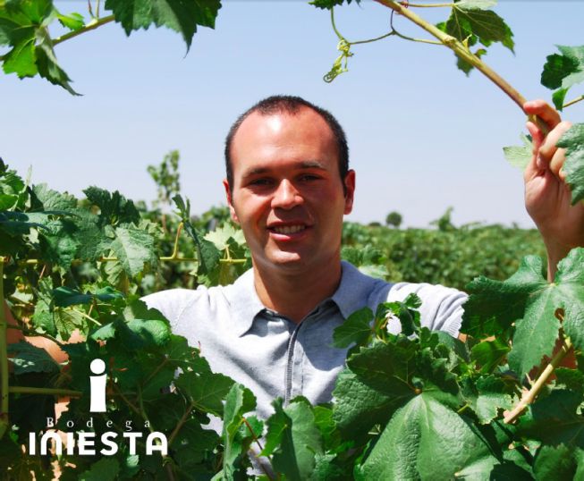Andrés Iniesta, el perfecto anfitrión de su bodega familiar