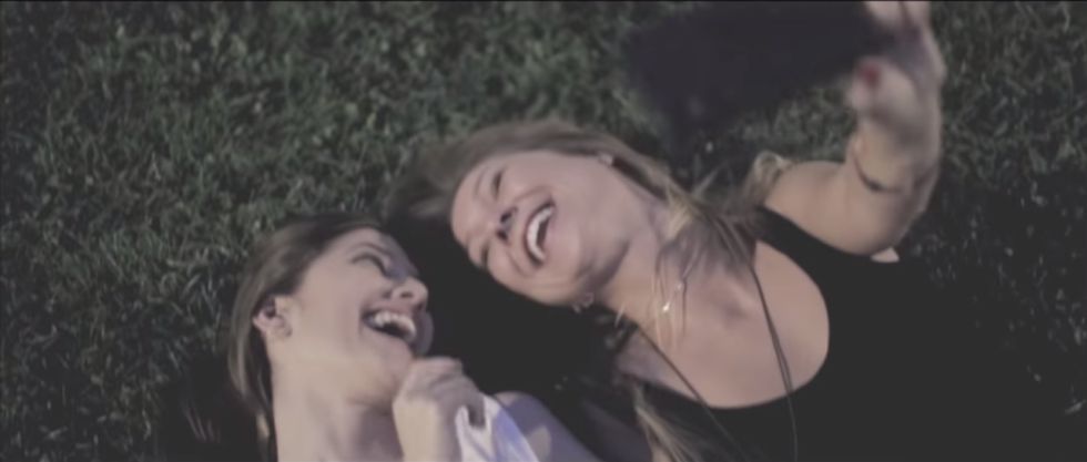 Pignoise presenta su videoclip con una historia de amor lésbico
