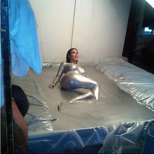Kim Kardashian publica su foto desnuda en un baño de plata