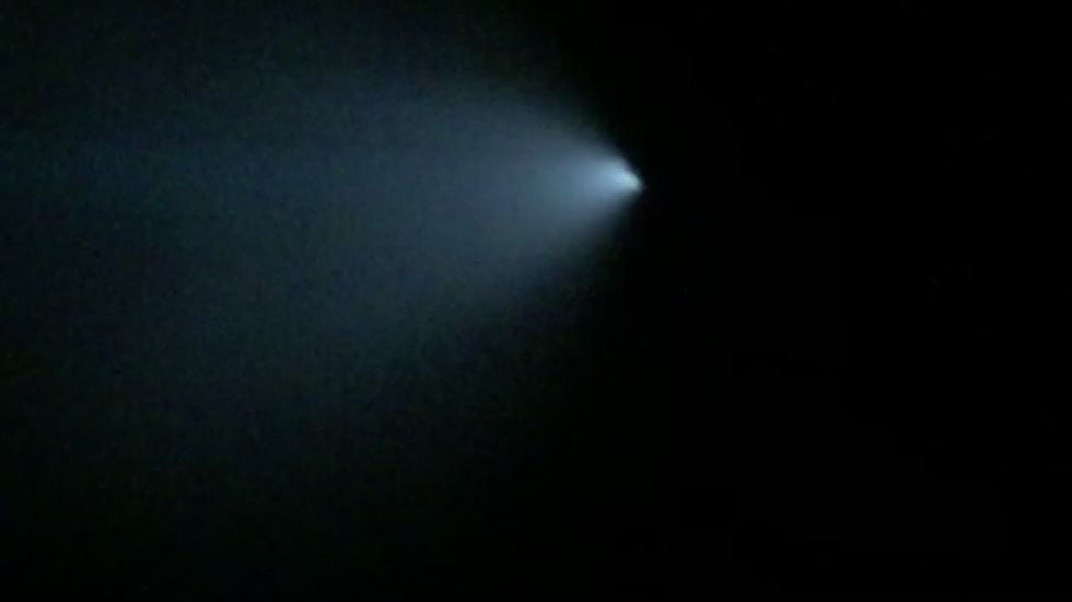 Polémica tras un extraño objeto volador azul en la noche