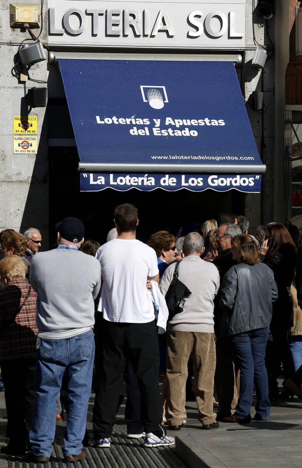 Los españoles prefieren ahorrar en regalos que en lotería