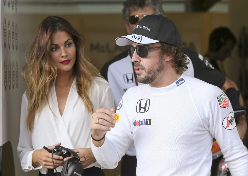 Fernando Alonso y Lara Álvarez, en Abu Dhabi (noviembre 2015)
