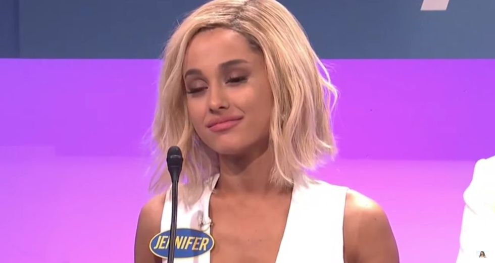 Ariana Grande imita a Jennifer Lawrence enfadada en SNL