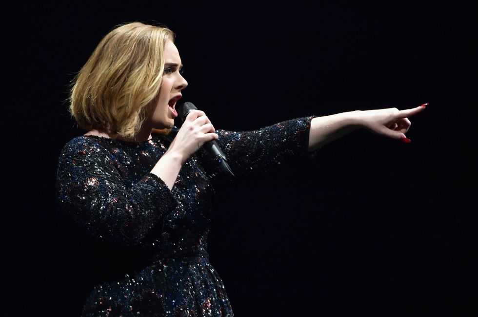 Adele para un concierto al ver una pedida de matrimonio