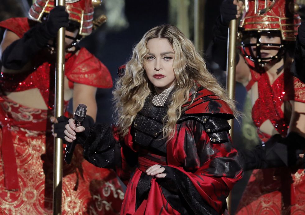 Madonna la lía al mostrar el pecho de una fan de 17 años