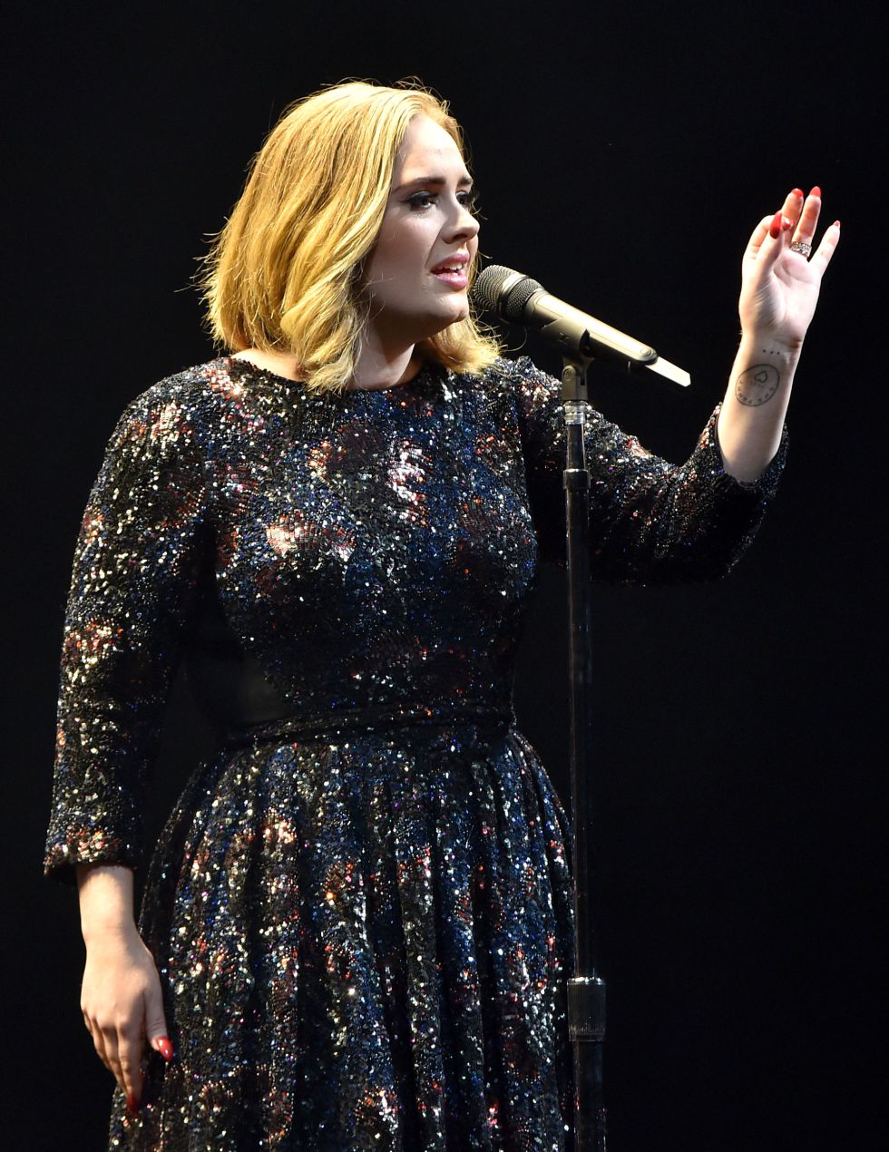 Adele homenajea a las víctimas de Bruselas y emociona a la red