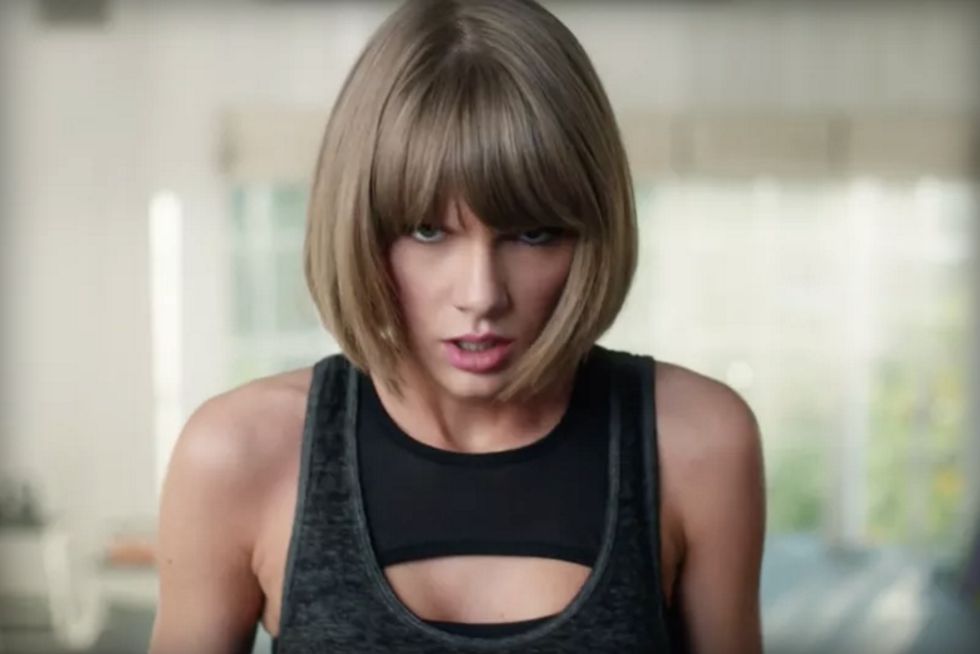 Taylor Swift se cae 'de boca' en el último spot de Apple