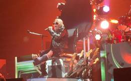 Axl Rose comienza su gira con el pie roto y sentado en un trono