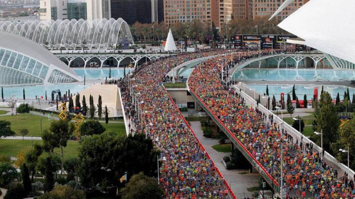 Imagen del Maratón de Valencia tras su salida en la Ciudad de las Artes y las Ciencias.