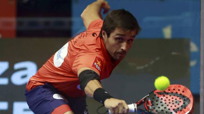 Fernando Belasteguín, jugador World Padel Tour, realizando un resto.
