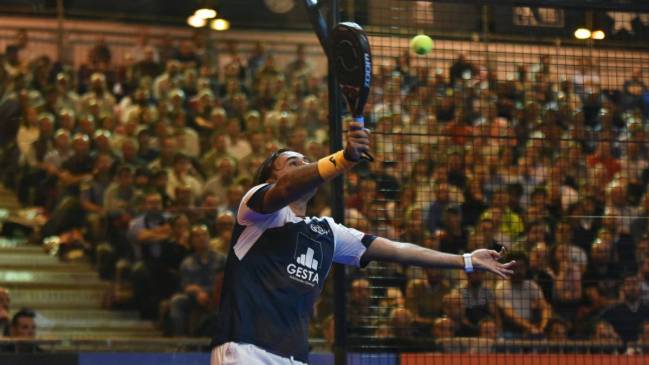 Godo Díaz realiza una bandeja en un torneo del World Padel Tour 2017.