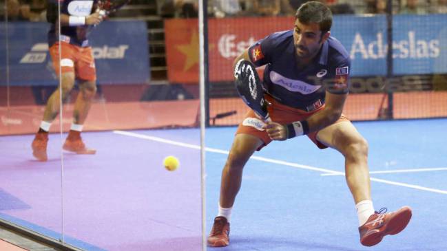 Pablo Lima, jugador World Padel Tour, que se caracteriza por jugar con palas de pádel Asics de gran dureza.