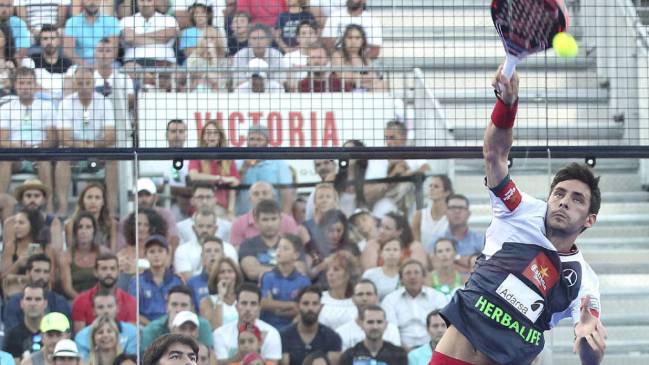 Franco Stupaczuk, jugador World Padel Tour, que se caracteriza por jugar con palas de pádel de tacto intermedio.