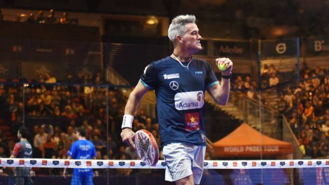 Miguel Lamperti, jugador World Padel Tour, con su características Nox ML 10 Pro Cup, una pala de pádel blanda.