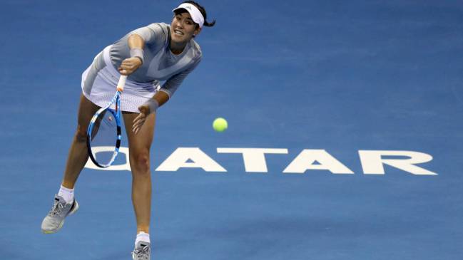 Garbiñe Muguruza realiza un servicio.