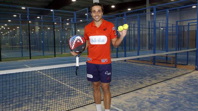 Fernando Belasteguín posa con dos pelotas World Padel Tour.