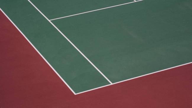 Una pista de tenis de superficie rápida.