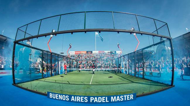 Una pista de pádel tipo.