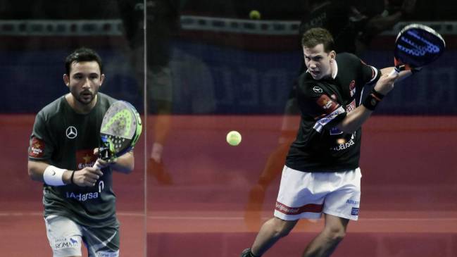 Paquito Navarro realizando un saque de pádel.