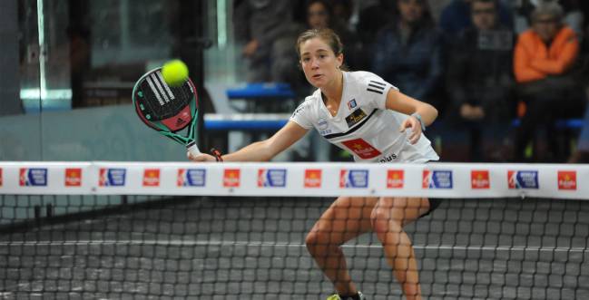 Marta Ortega volea con su Adidas Adipower Woman 1.8.