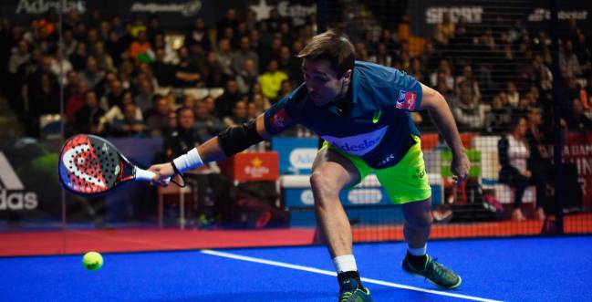 Fernando Belasteguín realizando un globo en el pasado Cataluña Master del World Padel Tour.