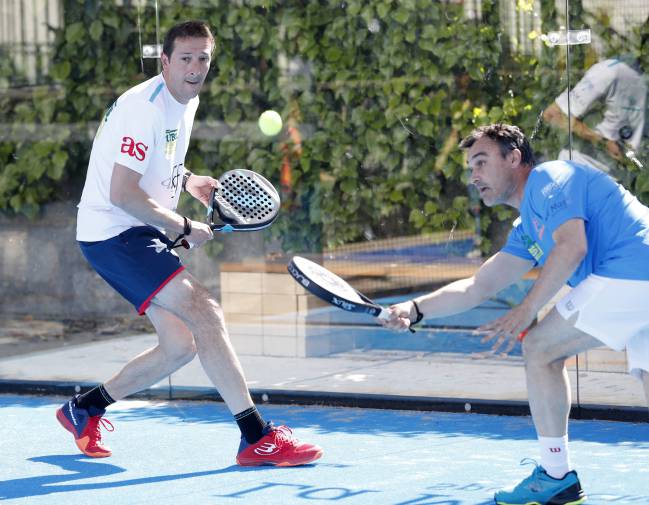 El exfutbolista Luis Miguel Ramis y el extenista Alberto Berasategui practicando pádel.