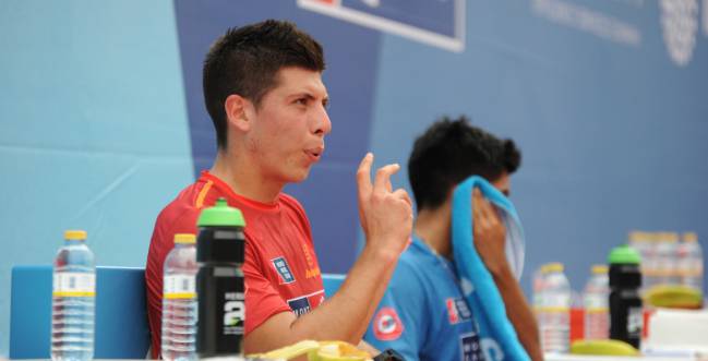 Juan Tello hidratándose durante una prueba World Padel Tour.