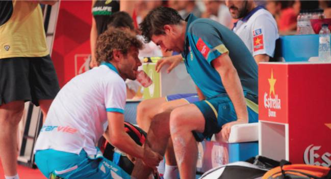 Cristian Gutiérrez atendido durante un partido.