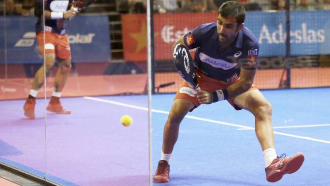 Pablo Lima realiza un revés durante un partido del World Padel Tour.