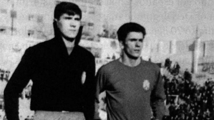 De pie, Mendieta y Hernández. Agachados, Chufi y Felines. Partido contra Francia en Vallecas.