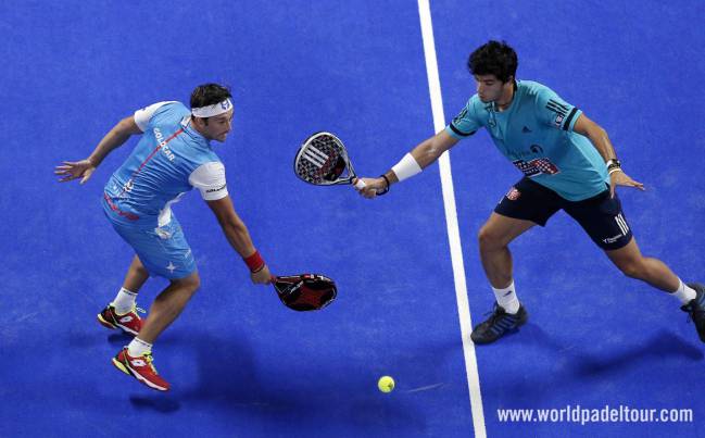 Matías Díaz y Ale Galán realizan un 'bote pronto' en el World Padel Tour.