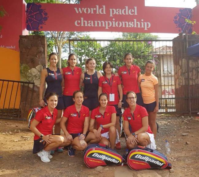 Las integrantes de la Selección Española en el recinto del Mundial.