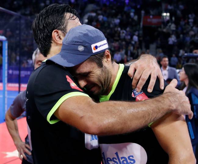 Fernando Belasteguín, emocionado, es consolado por Pablo Lima tras la victoria en el Master Final.