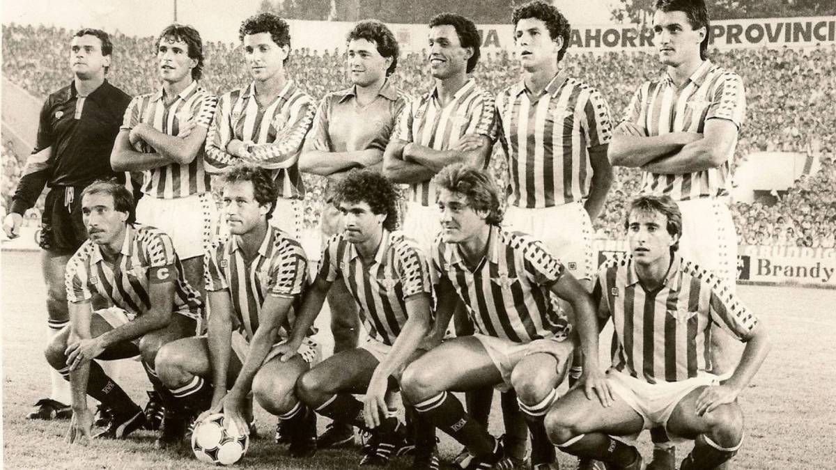 Arriba: Cervantes, Diego, Suárez, Gordillo (vestido del Madrid), Álex, Quico y Hadzibegic. Abajo: Ortega, Calderón, Calleja, Rincón y Romo, en el debut liguero de Gordillo como madridista en el Villamarín en 1985.