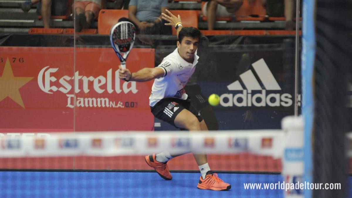 Ale Galán resta de revés en el World Padel Tour.