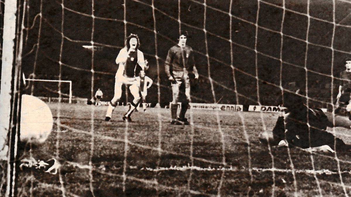 Hulshoff marca el 1-0 en Ámsterdam al Madrid en la eliminatoria de 1973.