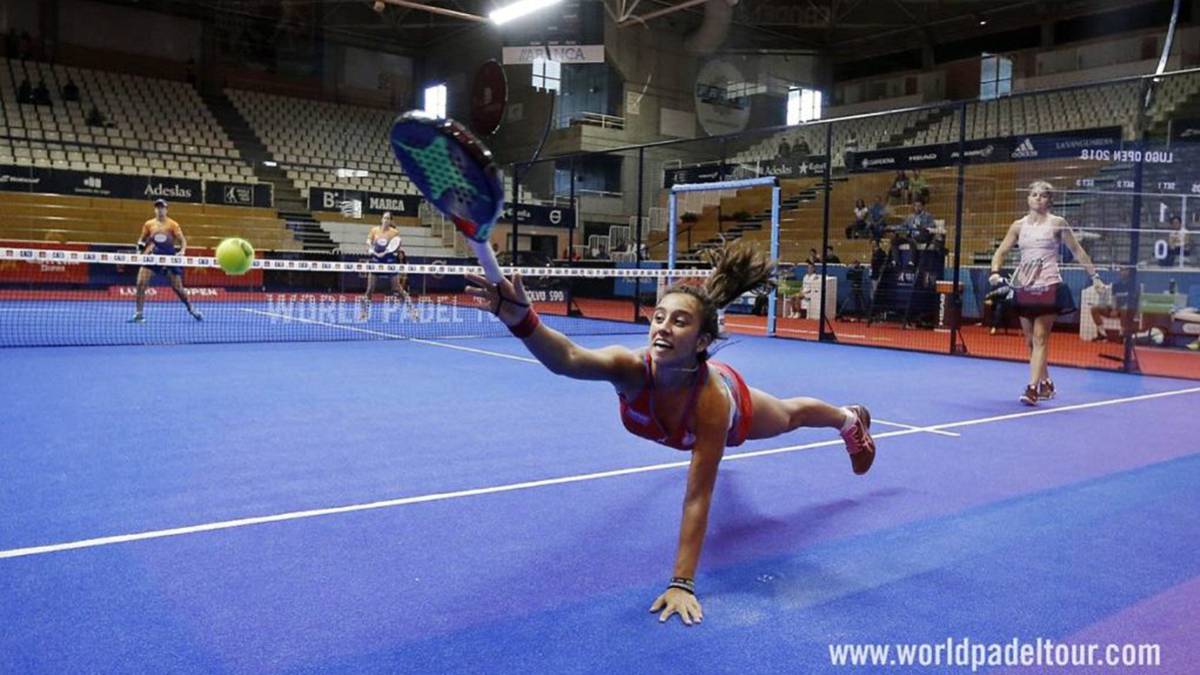 Bea González defiende forzada una pelota.