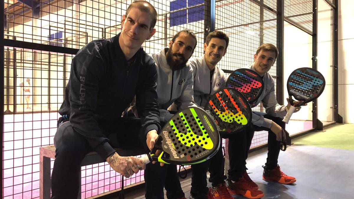 Los cuatro integrantes del reto para entrar con el pádel en el Record Guinness.